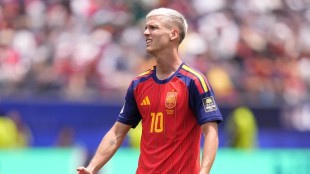 Dani Olmo en acción durante partido internacional de fútbol
