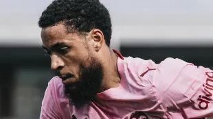 Danjuma celebra gol Valencia CF amistoso Derby County Inglaterra