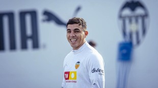 Renzo Saravia, lateral argentino del Valencia CF, en acción defensiva