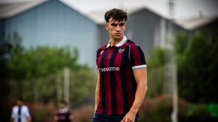 Carlos Espí con la camiseta del Levante UD en partido de competición
