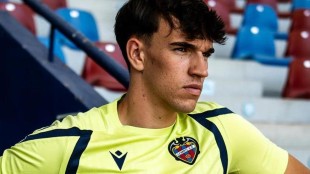 Carlos Espí modelo camiseta entrenamiento Levante UD verde 2026-2027