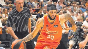 Kassius Robertson con la camiseta del Valencia Basket en partido de Liga Endesa