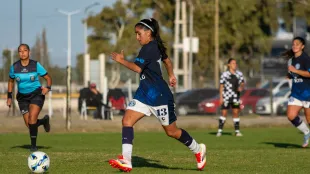Dana Benítez posa con la camiseta del Levante UD Femenino