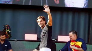 Ferran Torres en el homenaje multitudinario en Foios, rodeado de aficionados
