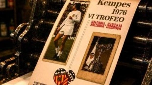 Mario Kempes debutó en Mestalla hace 48 años