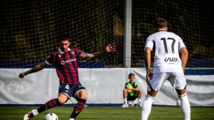 Dela, jugador del Levante UD, en entrenamiento de pretemporada con Luis Castro