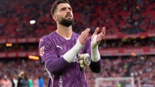Antonio Sivera, portero del Deportivo Alavés, en acción durante un partido de LaLiga