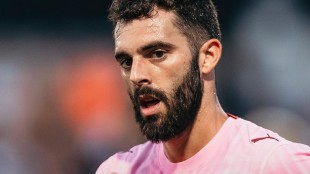 Luis Rioja gesticula en rueda de prensa tras derrota del Valencia en Riazor