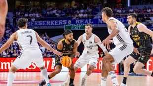 Patty Mills, base australiano, en acción durante partido de baloncesto profesional
