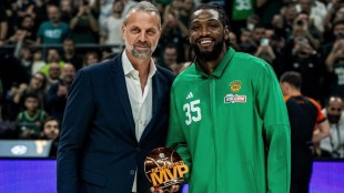 Kenneth Faried con camiseta Baskonia en su presentación oficial