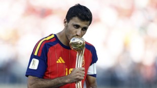 Aficionados del Barcelona con banderas en las gradas del estadio