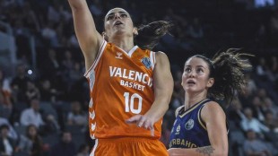 Javi Torralba dirige un entrenamiento del Valencia Basket femenino