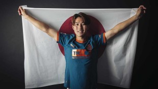 Ryunosuke Sato, centrocampista del Valencia CF, en acción durante un partido