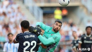 Mathew Ryan detiene penalti Málaga Levante La Rosaleda