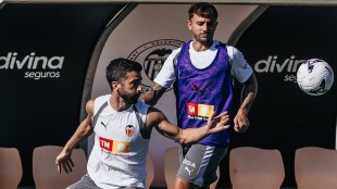 Carlos Corberán gesticula durante entrenamiento Valencia CF Mestalla