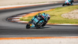 Carrera de motos en el Circuit Ricardo Tormo de Cheste con pilotos en acción
