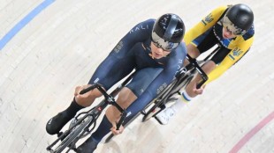 Ciclistas españoles entrenan en pista durante concentración en Valencia