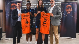 Elizabeth Balogun y Virag Takács-Kiss en su presentación oficial con Valencia Basket