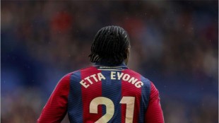 Etta Eyong en entrenamiento del Levante UD con molestias musculares