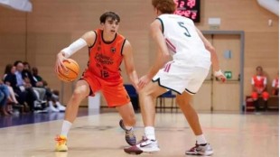 Lucas Marí en acción con el Valencia Basket U22 ante Real Madrid