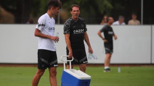 Doctor Pedro López Mateu en labores médicas con equipo Valencia CF