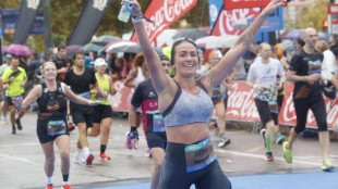 Corredor corriendo en Valencia con calculadora tiempos maratón