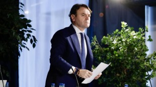 Vicente Boluda, empresario marítimo, junto a símbolo del Levante UD