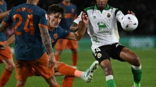 Pepelu en acción con el Valencia CF durante un partido de Liga
