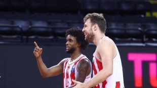 Jean Montero lanza a canasta con Olympiacos en la liga griega