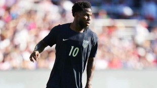 Yunus Musah disputa un balón durante un partido del AC Milan en Serie A