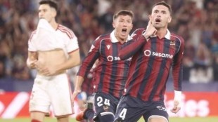 Ifeanyi Ndukwe celebra el gol del empate del Levante ante el Sevilla en Orriols