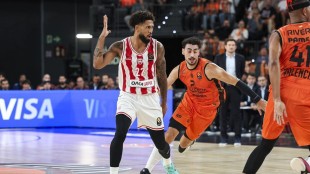 Tyler Dorsey durante su actuación en el Roig Arena con el Olympiacos