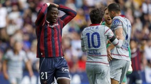 Dani Requena dispara ante Oblak en el Ciutat de València