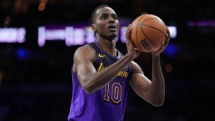 Christian Koloko, pívot camerunés, en acción durante partido NBA