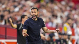 Carlos Corberán en el banquillo, entrenador español Burnley Championship
