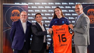 Marta Suárez con camiseta Valencia Basket en acto presentación oficial