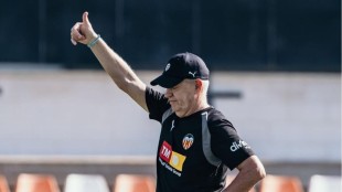 Javier Aguirre en su primer partido como entrenador del Valencia CF