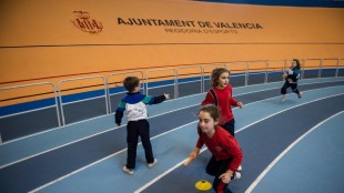 Escolares de Primaria participan en prueba de atletismo indoor