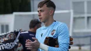 Asier Herrera cierra la portería del Atlético Levante