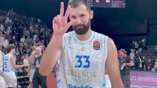 Nikola Mirotic en acción durante el partido Valencia Basket ASVEL Euroliga